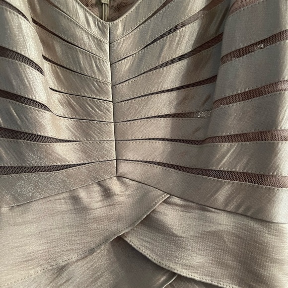 Elegant Adrianna Papell crepe layered dress & jacket. size 8. beige silver gold - Picture 15 of 15